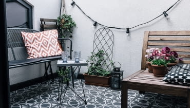 Wisienką na torcie jest balkon. Przeznaczono na niego część metrażu mieszkania, ale patrząc na tę spersonalizowaną oazę spokoju, warto było zrezygnować z kilku metrów. Miniloft na poddaszu krakowskiego Salwatora