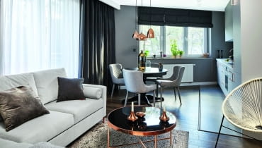 miedziane dodatki w salonie