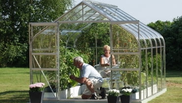 Diana 9900, szklarnia aluminiowa firmy Vitavia, powierzchnia 9,9 m kw., cztery uchylne okna dachowe, podwójne rozsuwane drzwi. Cena około 4500 tys. zł, Agrosklep. szklarnia