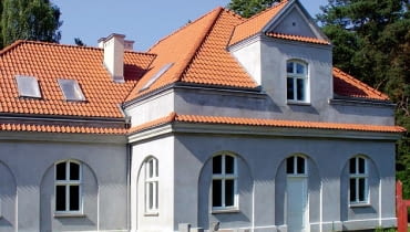 Równie ważne jak izolacje przeciwwilgociowe jest ocieplenie fundamentów, ścian i dachu. W przeciwnym razie z domu będzie uciekać ciepło, a rachunki za ogrzewanie wzrosną. dom jednorodzinny, dom tradycyjny