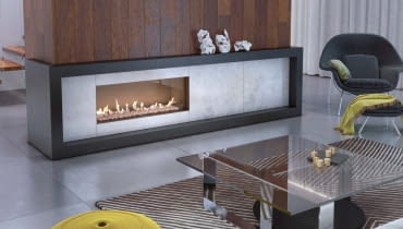 Kominki awangardowe często są duże, dlatego jednolita obudowa byłaby zbyt przytłaczająca. Łączy się więc materiały, takie jak różne rodzaje kamienia, drewno lub płytki ceramiczne. Na zdjęciu: zewnętrzna rama z granitu, wnętrze wyłożone szarym marmurem, cena od 6500 zł, KRATKI.PL Kominki awangardowe często są duże, dlatego jednolita obudowa byłaby zbyt przytłaczająca. Łączy się więc materiały, takie jak różne rodzaje kamienia, drewno lub płytki ceramiczne. Na zdjęciu: zewnętrzna rama z granitu, wnętrze wyłożone szarym marmurem, cena od 6500 zł, KRATKI.PL