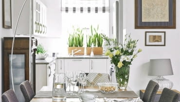 prezentacje mieszkań, jadalnia, kuchnia otwarta, stół