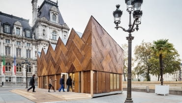 fot. Cyrus Cornut, źródło: encoreheureux.org 21.10.2015. Le Pavillon Circulaire, Hotel de Ville. fait de materiaux essentiellement recupérés. Arch: Encore heureux