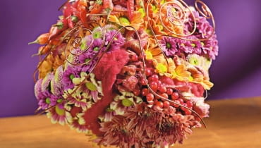 Orientalne kompozycje kwiatowe. Różne odmiany chryzantem gałązkowych zestawiono z papryczkami chili, kiśćmi kaliny koralowej i splotami czerwonej wełny. Całość ujęto w ażurową koronę z miedzianego drutu Orientalne kompozycje kwiatowe. Różne odmiany chryzantem gałązkowych zestawiono z papryczkami chili, kiśćmi kaliny koralowej i splotami czerwonej wełny. Całość ujęto w ażurową koronę z miedzianego drutu