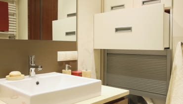 Pralkę przesłaniają drzwi z aluminiowych żaluzji. Nad nią we wnęce znajdują się szuflady i szafka z płyty MDF zamykana drzwiczkami. Pralkę przesłaniają drzwi z aluminiowych żaluzji. Nad nią we wnęce znajdują się szuflady i szafka z płyty MDF zamykana drzwiczkami.