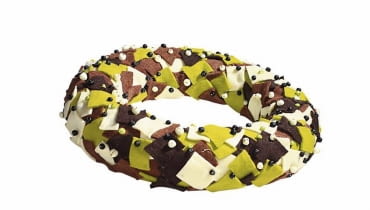 Wieńce i stroiki na Wszystkich Świętych. Formę z gąbki florystycznej obłożono płatkami filcu. Szpilkami przypięto pojedyncze owoce śnieguliczki i czarnego bzu 27.09.2011 WARSZAWA , BRONISZE , SESJA FLORYSTYKA ZALOBNA ; NZ WIENIEC Z GABKI FLORYSTYCZNEJ OBLOZONO PLATKAMI FILCU DO KTORYCH PRZYPIETO OWOCE SNIEGULICZKI I CZARNEGO BZU DLA CZASOPISMA BUKIETY ARANZACJA KAROLINA LADYZYNSKA FOT. ARKADIUSZ SCICHOCKI / AGENCJA GAZETA PUBLIKACJA BUKIETY NR 3 (58) - JESIEN 2012 SLOWA KLUCZOWE: ROSLINA FLORYSTYKA KOMPOZYCJA DEKORACJA OWOC ZDJĘCIE DO WKŁADKI: PUBLIKACJA BUKIETY NR 3 (58) - CZASOPISMA