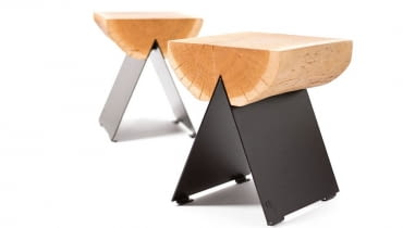 STOŁEK 1/2 to połowa dębowego pnia osadzona na podstawie z ocynkowanej stali. Siedzisko o unikatowym charakterze zostało zabezpieczone olejem. Dzięki temu nadaje się zarówno do salonu, jak i na zewnątrz, 680 zł, Vitamina D/polishdesignnow.com STOŁEK 1/2 to połowa dębowego pnia osadzona na podstawie z ocynkowanej stali. Siedzisko o unikatowym charakterze zostało zabezpieczone olejem. Dzięki temu nadaje się zarówno do salonu, jak i na zewnątrz, 680 zł, Vitamina D/polishdesignnow.com