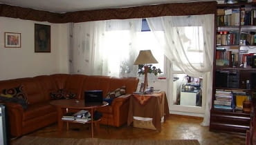 PRZED ZMIANĄ. Pokój był przeładowany meblami i drobiazgami. W dodatku oszpecały go rury c.o. biegnące przy oknie i pod sufitem. Zrobione własnym sumptem lambrekiny, które miały je zasłaniać, też nie dodawały wnętrzu urody. PRZED ZMIANĄ. Pokój był przeładowany meblami i drobiazgami. W dodatku oszpecały go rury c.o. biegnące przy oknie i pod sufitem. Zrobione własnym sumptem lambrekiny, które miały je zasłaniać, też nie dodawały wnętrzu urody.