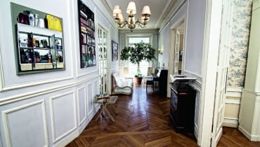 Paryski showroom Rue Monsieur Paris urządzony w typowym dla stolicy Francji haussmanowskim apartamencie. Współczesne meble marki doskonale wpisują się w panujący tu klimat.