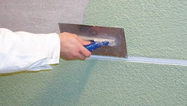 Nanoszenie tynku cienkowarstwowego w kolorze zielonym na ścianę pomiędzy boniami Nanoszenie tynku cienkowarstwowego w kolorze zielonym na ścianę pomiędzy boniami