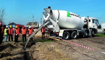 Przed układaniem mieszanki betonowej warto sprawdzić zamówienie. Pewność, że jej parametry i ilość się zgadzają da nam faktura VAT betonowanie