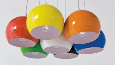 To już wyraźny trend w projektowaniu lamp: od sufitu zwiesza się kilka sznurków zakończonych mniejszymi bądź większymi kulkami-kloszami. Najwięcej jest białych, ale znajdziemy też srebrzyste i bajecznie kolorowe. <BR > Oświetlenie. Kolorowe kule rozweselą każde wnętrze. Lampa Calotta Colore 7, cena 449 zł; projekt Kare Design; 9ninedesign.pl