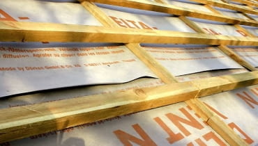 Arkusze folii powinny być ułożone na zakład 10-15 cm