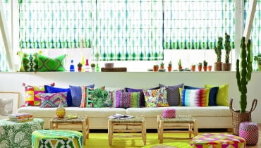 Każda jest inna, a wszystkie do siebie pasują. Barwne, wzorzyste pufy i poduszki budują klimat wnętrza. www.pierrefrey.com Każda jest inna, a wszystkie do siebie pasują. Barwne, wzorzyste pufy i poduszki budują klimat wnętrza. www.pierrefrey.com