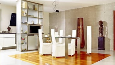 W otwartej części dziennej umowny zasięg jadalni wyznacza prostokąt z drewna merbau wkomponowany w posadzkę z żywicy epoksydowej. W tle - odsłonięta ściana z żelbetu. Nowoczesny regał ze stali nierdzewnej i matowego szkła sięga do samego sufitu, ale dzięki przeszkleniom wygląda lekko. Na półkach, otwieranych od strony kuchni, są przechowywane ozdobne naczynia; od strony jadalni zainstalowano telewizor. W otwartej części dziennej umowny zasięg jadalni wyznacza prostokąt z drewna merbau wkomponowany w posadzkę z żywicy epoksydowej. W tle - odsłonięta ściana z żelbetu. Nowoczesny regał ze stali nierdzewnej i matowego szkła sięga do samego sufitu, ale dzięki przeszkleniom wygląda lekko. Na półkach, otwieranych od strony kuchni, są przechowywane ozdobne naczynia; od strony jadalni zainstalowano telewizor.