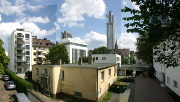 Przechodząc obojętnie obok zaniedbanych reliktów architektury często nie zdajemy sobie sprawy jak wielki drzemie w nich potencjał. Właścicielom tego domu uświadomili go dopiero architekci z pracowni Meixner Schluter Wendt, którzy nieciekawą bryłę z lat 50. zaczarowali w ultranowoczesną willę. Typowy dom kostka zamieniony w nowoczesną willę - Residence Schmuck we Frankfurcie, proj. Meixner Schluter Wendt