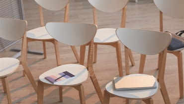 Lekkie krzesła do wnętrz i na zewnątrz – uniwersalne meble w domowej przestrzeni Lekkie krzesła do wnętrz i na zewnątrz – uniwersalne meble w domowej przestrzeni