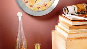 Złote dekoracje za grosze - do ich zrobienia wystarczy farbka, brokat, płatki dekoratorskie lub flamaster. Za ich pomocą dodamy blasku zwykłym domowym sprzętom. Cenny czas. Na oczyszczoną tarczę zegara nanosimy punktowo klej do złoceń. Na przeschnięty, ale jeszcze lepki klej nakładamy złoto w płatkach. Wygładzamy je miękkim pędzlem, a nadmiar usuwamy. W taki sam sposób nakładamy płatki w innym kolorze. Na koniec całą tarczę pokrywamy werniksem.