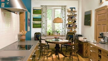 <B>Uroki bogato zdobionych willi letniskowych z okolic Otwocka opiewał nawet Konstanty Ildefons Gałczyński, nazywając je czule świdermajerami. Jedną z nich na początku XX wieku zbudował pradziadek Pani Hani. Dziś jej rodzina może cieszyć się tu spokojem i pięknem natury.</B> <BR />Umiejętne połączenie w harmonijną całość współczesnego wyposażenia kuchni i starych mebli. W skrzyni stojącej pod ścianą pradziadek gospodyni przechowywał kije golfowe. Dwa tapicerowane krzesła były w domu od zawsze, zmieniono im tylko obicie. Na ścianach obrazy Tadeusza Brudzyńskiego, ojca gospodyni. <B>Uroki bogato zdobionych willi letniskowych z okolic Otwocka opiewał nawet Konstanty Ildefons Gałczyński, nazywając je czule świdermajerami. Jedną z nich na początku XX wieku zbudował pradziadek Pani Hani. Dziś jej rodzina może cieszyć się tu spokojem i pięknem natury.</B> <BR />Umiejętne połączenie w harmonijną całość współczesnego wyposażenia kuchni i starych mebli. W skrzyni stojącej pod ścianą pradziadek gospodyni przechowywał kije golfowe. Dwa tapicerowane krzesła były w domu od zawsze, zmieniono im tylko obicie. Na ścianach obrazy Tadeusza Brudzyńskiego, ojca gospodyni.