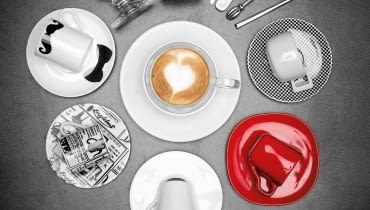 <B>Na poranne rozbudzenie, po obiedzie i na spotkaniu z przyjaciółmi - teraz co chwila pijemy kawę. Nic dziwnego, że jest tak wiele akcesoriów i urządzeń do parzenia tego napoju.</B> <BR />Opisy zgodnie z ruchem wskazówek zegara począwszy od filiżanki z motywem wąsów: filiżanka - 69 zł, Reset; szklanka do irish coffee - 7,25 zł, dedekor.pl; kubek termiczny - 59,90 zł, galerialimonka.pl; łyżeczka do espresso - 66 zł/6 szt., Nespresso; miarka - 39 zł, galerialimonka.pl; miarka - 19 zł, Tea & Tea; łyżeczka do latte - 4,90 zł, filiżanka.pl; filiżanka do espresso - 59 zł, Reset; filiżanka do cappuccino (w środku) - 33 zł, sodahome.pl, filiżanka do espresso - 24 zł, filiżanka.pl; filiżanka do espresso - 74 zł/2 szt., Nespresso; filiżanka do espresso - 18,50 zł, filiżanka.pl Nieopisane filiżanki są własnością stylistki. 11.09.2013 , CZTERY KATY , SESJA KAWA , STYLIZACJA BEATA DRZEWOSOWSKA . FOT. ARKADIUSZ SCICHOCKI / AGENCJA GAZETA SLOWA KLUCZOWE: KATY