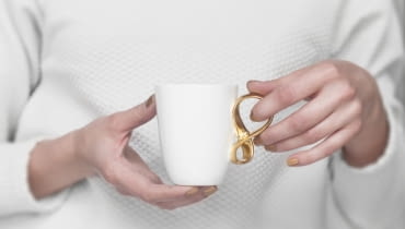 Filiżanka Mobius od Ende ceramics jest wykonana ręcznie z najlepszej jakości białej porcelany Bone China sprowadzanej Anglii. Pomalowane prawdziwym złotem uszko jest w kształcie wstęgi Mobiusa. Cena: 75 zł. polski design, polski projekt