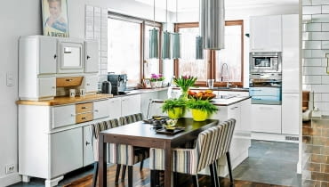 <B>Magda i Krzysztof mieli pomysł na urządzenie niektórych wnętrz w swoim nowym domu. Jednak zaprojektowanie parteru oddali w ręce architektów, którzy zaaranżowali ich poprzednie mieszkanie. Ufali im i byli spokojni o efekt. Również tym razem się nie zawiedli.</B> <BR />W kuchni w sąsiedztwie stołu stanął kredens kupiony na internetowej aukcji. Jego odnowieniem zajął się gospodarz. Trzeba przyznać, że?świetnie mu to wyszło. kuchnia, meble kuchenne, kredens kuchenny