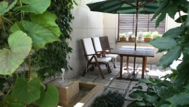 Balkony i tarasy - fontanna z granitu balkony, tarasy, fontanna, elementy wodne, aranżacja tarasu