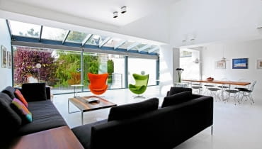 Salon. Dzięki świetlikowi w dobudowanej części salonu nawet zimą nie brakuje tu słońca. Sofy Charles projektu Antonio Citterio (B&B Italia) kupione w Atak Design.