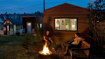 Domek stoi przed siedzibą firmy "Minim House" w Waszyngtonie. Ma zaledwie 19,5 m kw. powierzchni. mały dom, mikro dom, tiny house, jak urządzić mały dom, najmniejszy dom