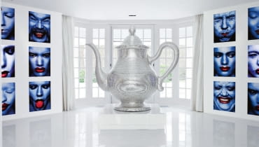 Jan des Bouvrie zadbał o 'mocne wrażenie' - taki widok ukazuje się po przekroczeniu progu. Reprezentacyjny hol zdominowała niezwykła rzeźba Studia Job, którą gospodarz przywiózł z targów w Mediolanie. Jan des Bouvrie zadbał o 'mocne wrażenie' - taki widok ukazuje się po przekroczeniu progu. Reprezentacyjny hol zdominowała niezwykła rzeźba Studia Job, którą gospodarz przywiózł z targów w Mediolanie.