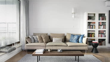 Dywanu pasującego do ułożonego na podłodze parkietu (dąb calvados z firmy Lareco), Ania również szukała bardzo długo. Zamawiała, czekała tygodniami, a potem odsyłała i zamawiała kolejny. Wreszcie wybrała ręcznie robioną filcową Pleciugę z pracowni Kukliki. aranżacja salonu, wystrój wnętrz