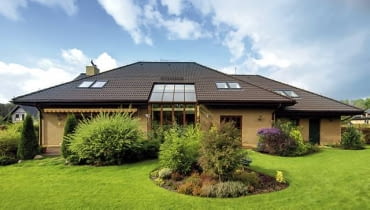 Wielkie przeszklenie pełni funkcję ogrodu zimowego, o którym marzyła właścicielka. Dzięki niemu promienie słońca penetrują wnętrza części dziennej domu na parterze i docierają także na antresolę Wielkie przeszklenie pełni funkcję ogrodu zimowego, o którym marzyła właścicielka. Dzięki niemu promienie słońca penetrują wnętrza części dziennej domu na parterze i docierają także na antresolę