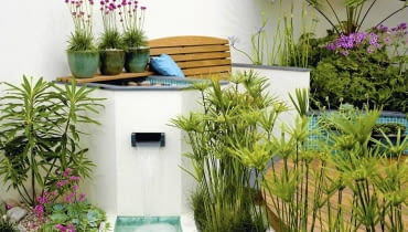 Sitzplatz am Wasserspiel SLOWA KLUCZOWE: au?en au?en ausspannen Blumenwasser Brunnen Chelsea Flower Show Cyperus drau?en drau?en enspannen entspannend entspannt erholend Font ne Font ne modern Modeste Modeste Herwig relaxed relaxen ruhen Sommer Springbrunnen T^pfe T^pfe Wasser