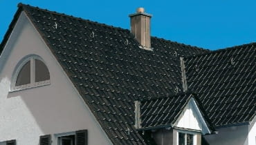 Dachówki ceramiczne szkliwione mają bardzo połyskliwą powierzchnię 0511-00 Titel02