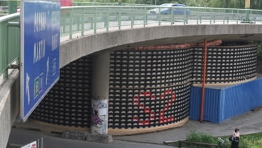 Sala koncertowa S2 ze skrzynek po piwie zbudowana w Zilinie.