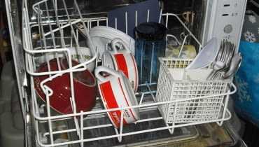 Przenośna, wąska czy na blat? Jak dobrać zmywarkę do małej kuchni
