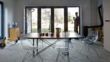 Okna (Amberline) wychodzą na ogród. Jadalnię urządza prosty stół zbudowany z metalowego stelażu i drewnianego blatu. Na szafce globus - pamiątka rodzinna. Rower Antka (Wishbone design) Okna (Amberline) wychodzą na ogród. Jadalnię urządza prosty stół zbudowany z metalowego stelażu i drewnianego blatu. Na szafce globus - pamiątka rodzinna. Rower Antka (Wishbone design)