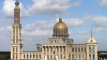 Kościół odgrywał w dziejach architektury wyjątkową rolę. W Polsce był on przez długi czas symbolem duchowej niezależności narodu. W ciągu ostatnich lat masowość polskiego katolicyzmu przyczyniła się do dynamicznej budowy obiektów sakralnych, których forma pozostawia niestety często wiele do życzenia. Podczas gdy w architekturze sakralnej innych krajów widoczna jest zabawa formą, szukanie oryginalnych metod kształtowania bryły, w Polsce tkwimy w tradycyjnych wyobrażeniach o budynkach kościelnych, a próby tworzenia niekonwencjonalnej architektury kończą się zwykle kompletną estetyczną pomyłką, gdzie nieliczne wyjątki potwierdzają regułę prowincjonalnej architektury. Wiele z tych obiektów z powodzeniem możemy więc zaliczyć do miana makabrył: Bazylika Matki Boskiej Bolesnej Królowej Polski w Licheniu