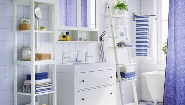 HEMNES, płyta meblowa i drewno sosnowe: szafka pod umywalkę, 103 x 49 cm, wys. 89 cm 1199?zł/z umywalką; regał, 42 x 37 cm, wys. 172 cm 299?zł;?szafka z lustrem, 103 x 16 cm, wys. 98 cm 499?zł; półka-drabinka, wys. 190 cm 249?zł IKEA.