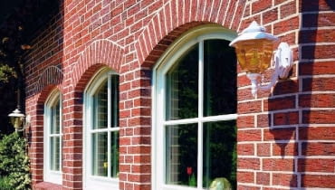 Ozdobne, łukowe nadproża z cegły klinkierowej wykonane w ścianie elewacyjnej łukowe nadproża z cegły klinkierowej