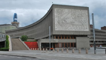 Y-block w Oslo. Na fasadzie mural 'Rybacy'. Y-block w Oslo. Na fasadzie mural 'Rybacy'.