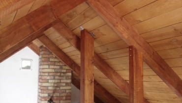 Naturalne drewno bardzo dobrze komponuje się z wszelkimi sposobami wykończenia wnętrz - z cegłą, białymi ścianami...itp konstrukcja dachu,krokwie,belki,dach