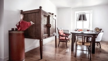 Chiński kabinet, stół z litego, egzotycznego drewna z Indonezji, obok sofa biedermeier i kolekcja krzeseł m.in. projektu Hansa J. Wegnera (model nr 24) oraz Charlesa i Ray Eamsów (DSR), oba z 1950 roku. Chiński kabinet, stół z litego, egzotycznego drewna z Indonezji, obok sofa biedermeier i kolekcja krzeseł m.in. projektu Hansa J. Wegnera (model nr 24) oraz Charlesa i Ray Eamsów (DSR), oba z 1950 roku.