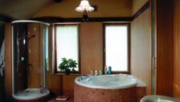 Mama i córka wprost przepadają za długimi kąpielami w dużej wannie z hydromasażem. Tata chętniej wybiera szybkie kąpiele pod prysznicem.