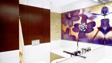 Do wykończenia łazienki użyto kilku różnych materiałów, ale tym, co najbardziej zwraca uwagę, jest folia z fotograficznym nadrukiem przedstawiającym kwiaty. Na ścianie nad umywalką przyklejono ogromne lustro; na dolnej części tafli jest zamontowana bateria. WNETRZA LAZIENKA