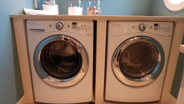 1. Nie stawiaj ciężkich przedmiotów na pralce, ani na niej nie siadaj.