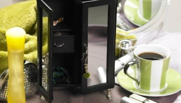 22.07.2008 ARANZACJA PRZEDMIOTOW - DEKORACJE , SKRYTKA NA BIZUTERIE , FILIZANKA ZE SPODKIEM CZTERY KATY STYLIZACJA JOANNA PLACHECKA FOT. AGATA JAKUBOWSKA / AGENCJA GAZETA PUBLIKACJA CZTERY KATY NR 10 (204) - 10 2008