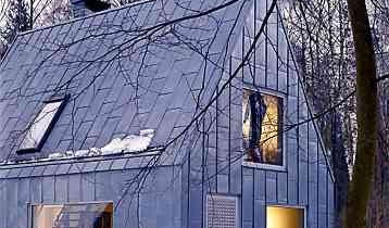 Dom Marka Szcześniaka wykończony blachą tytanowo-cynkową - praktyczną i zarazem nadającą budynkowi awangardowy wygląd Dom Marka Szcześniaka wykończony blachą tytanowo-cynkową - praktyczną i zarazem nadającą budynkowi awangardowy wygląd