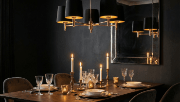 Nad stołem zawisła klasyczna lampa Ponte w eleganckim czarnym kolorze z zewnątrz i złotym w środku. Jej ciepłe światło wzmocnione zostało blaskiem świec. Nad stołem zawisła klasyczna lampa Ponte w eleganckim czarnym kolorze z zewnątrz i złotym w środku. Jej ciepłe światło wzmocnione zostało blaskiem świec.