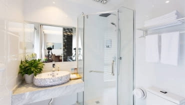 Czystość w łazience kabiny prysznicowe, meble łazienkowe